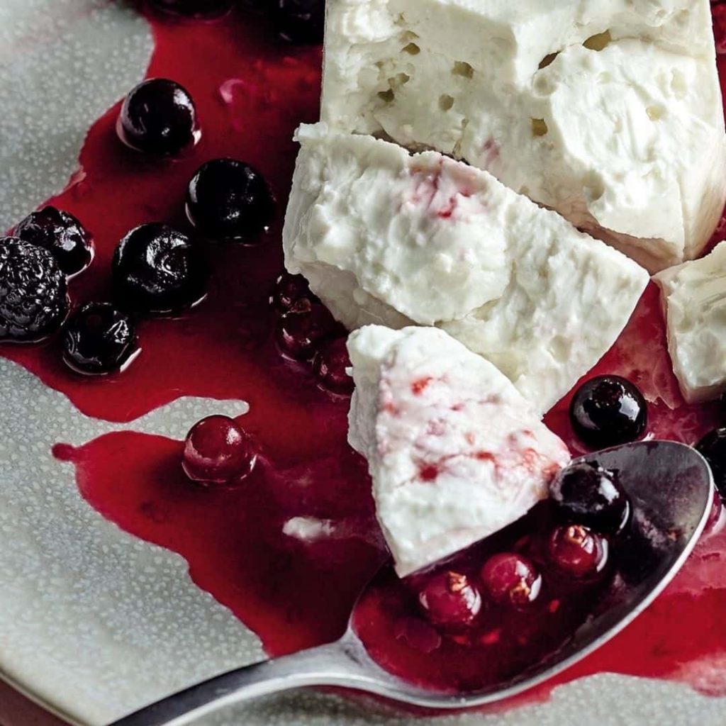 queso con frutos rojos